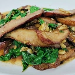 คอหมูผัดกระเพรา