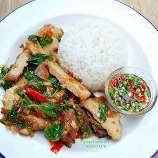 ข้าวราดกระเพราคอหมู