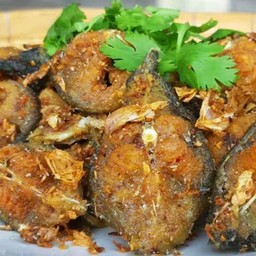 ปลาดุกสับชิ้นทอดกระเทียม