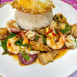 กระเพราหมึกกุ้ง+สามชั้น