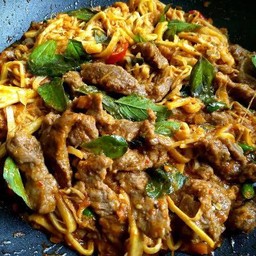 กะเพราเครื่องในไก่หน่อไม้เหลือง ราดข้าว