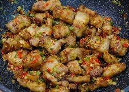 สามชั้นคั่วพริกเกลือ