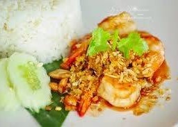 ข้าวราดกุ้งทอดกระเทียม