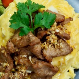 ข้าวไข่ข้นหมูทอดกระเทึยม