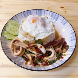 ผัดกะเพราพริกแห้งหมึกราดข้าว