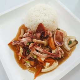 หมึกผัดน้ำมันหอย ราดข้าว