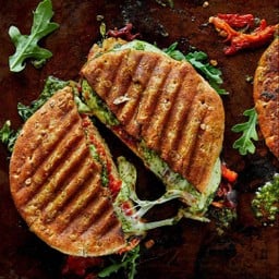 Panini mozzarella Chicken pesto ไก่เพสโตพานีนี