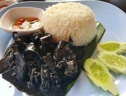 ข้าวราดหมึกผัดน้ำดำ