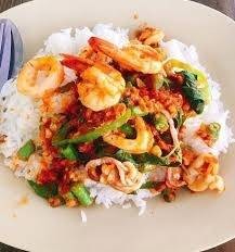ข้าวราดผัดพริกแกงทะเล