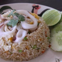 ข้าวผัดปลาหมึก