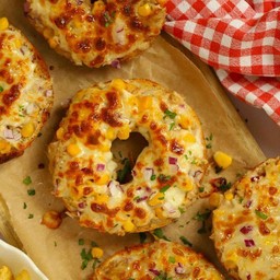 Sweet cron onion bagel pizza