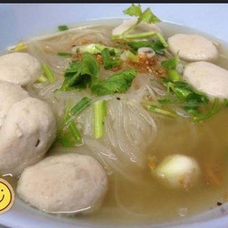 เส้นเล็กลูกชิ้นเนื้อน้ำใส