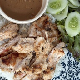 ข้าวหน้าไก่ย่างน้ำจิ้มแจ่ว