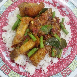 หมูกรอบพริกแกง