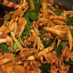 หมูผัดพริกแกงหน่อไม้เหลือง ราดข้าว