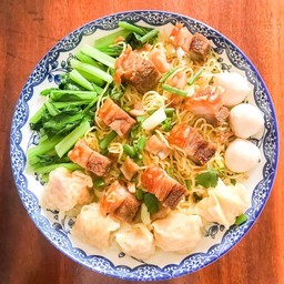 บะหมี่เกี๊ยวแห้งหมูกรอบ