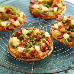 Hawaiian bagel pizza