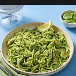 Creamy spaghetti pesto with chicken