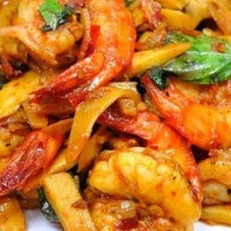 กุ้งผัดพริกแกงหน่อไม้เหลือง ราดข้าว