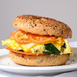 Omelette Bagel ไข่เจียวผักเบเกิล