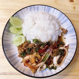 ผัดกะเพราพริกแห้งทะเลราดข้าว