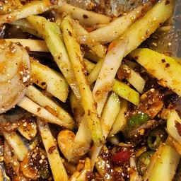 ยำมะม่วงสับปลากรอบ (ข้าวคั่วพริกป่น)