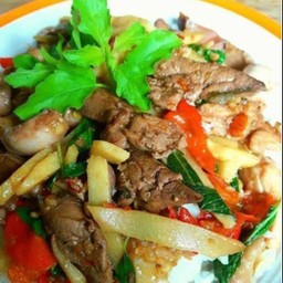 ผักกระเพราเครื่องในไก่ใส่หน่อไม้ ราดข้าว