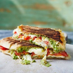 Panini Mozzarella pesto & Tomato  ชีสมอซซาเรลล่า ซอสเพสโต มะเขือเทศ
