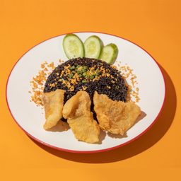 ข้าวผัดหมึกดำปลาทอด