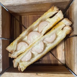 ไส้กรอกชีส ชิ้นละ