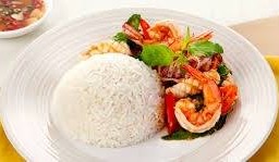 ข้าวราดกระเพรากุ้ง