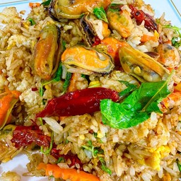 ข้าวผัดกระเพราหอยแมงภู่