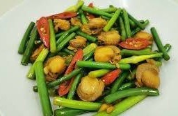 หอยเชลล์ ผัดต้นหอม (M)