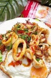 ข้าวราดกระเพราปลาหมึก