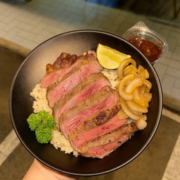 ข้าวผัดมันเนื้อท็อปด้วยเนื้อริบอายย่าง