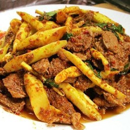 เนื้อผัดพริกแกงหน่อไม้เหลือง ราดข้าว