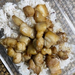 สามชั้นน้ำปลาราดข้าว