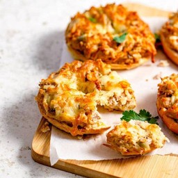 Tuna bagel pizza