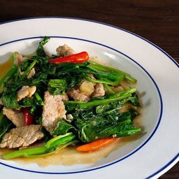 เนื้อผัดคะน้า ราดข้าว