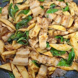 กะเพราหมูสามชั้นหน่อไม้เหลือง ราดข้าว