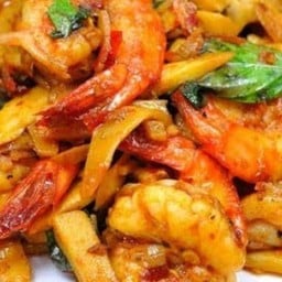 กะเพรากุ้งหน่อไม้เหลือง ราดข้าว