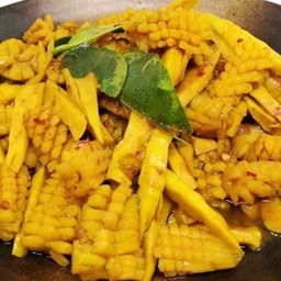 หมึกผัดพริกแกงหน่อไม้เหลือง ราดข้าว