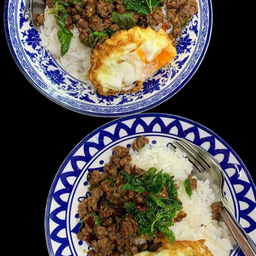 กระเพราเนื้อสับราดข้าว