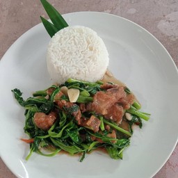 ข้าวราดผัดผักบุ้งหมูสามชั้นทอด