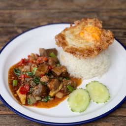 ข้าวกระเพราเนื้อตุ๋นไข่ดาว