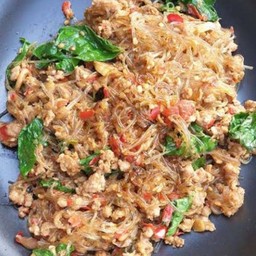 ผัดกระเพราวุ้นเส้นหมูสับราดข้าว