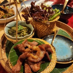 ชุดน้ำพริกหนุ่ม หมูทอด