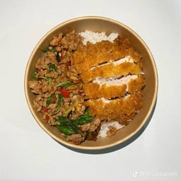 ผัดกระเพราหมูกับไก่ทอด