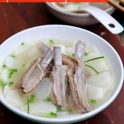 ตุ๋นซี่โครงแพะ(羊排骨炖白萝卜）