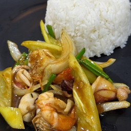 ข้าวราดผัดพริกหยวกทะเล